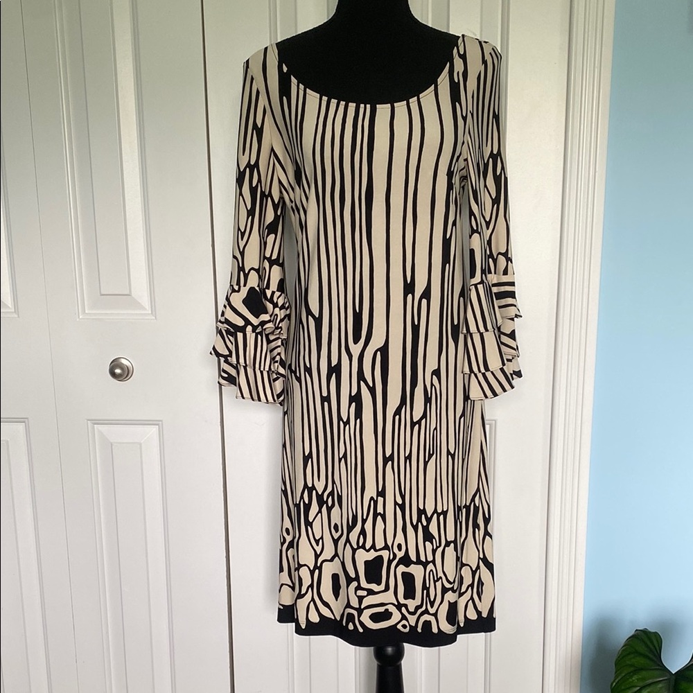 Muse Size 8 Black and Cream Patterned Sleeved Intricate Sleeved Dress